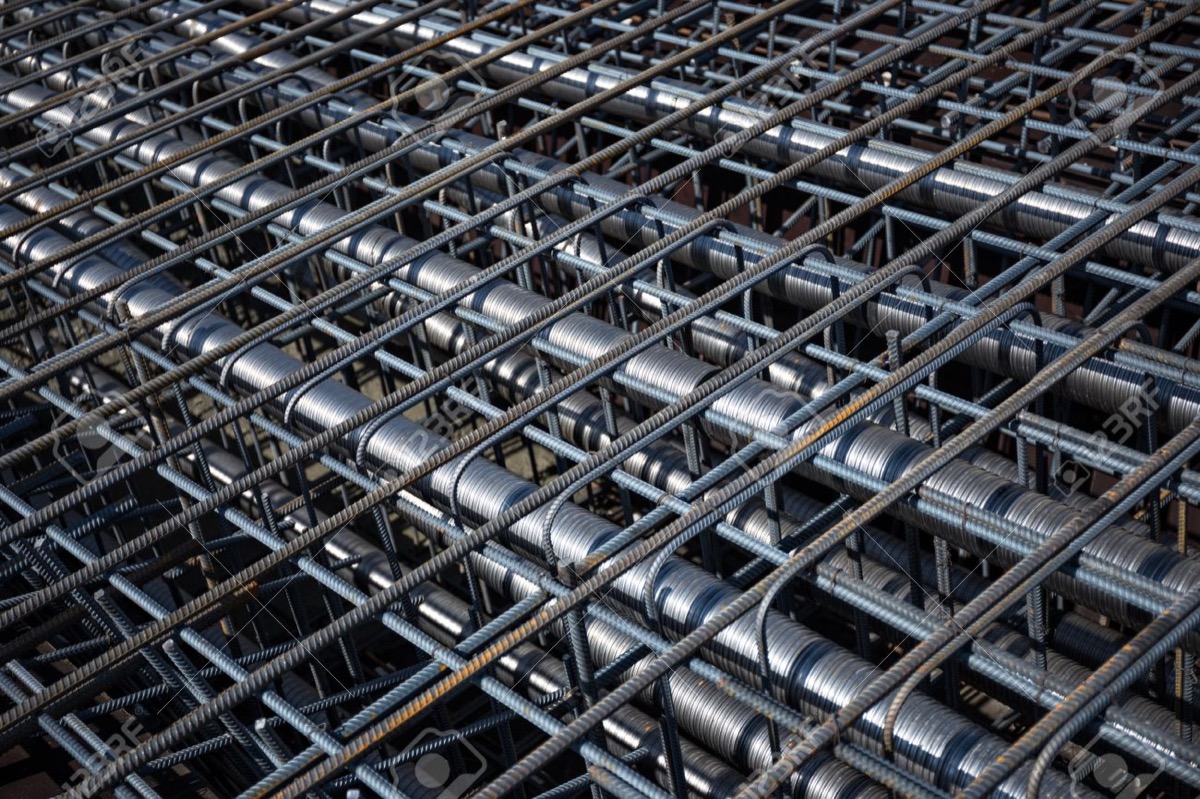 Detailed view of rebar assembled in a structural frame by TREMO, highlighting strength and precision